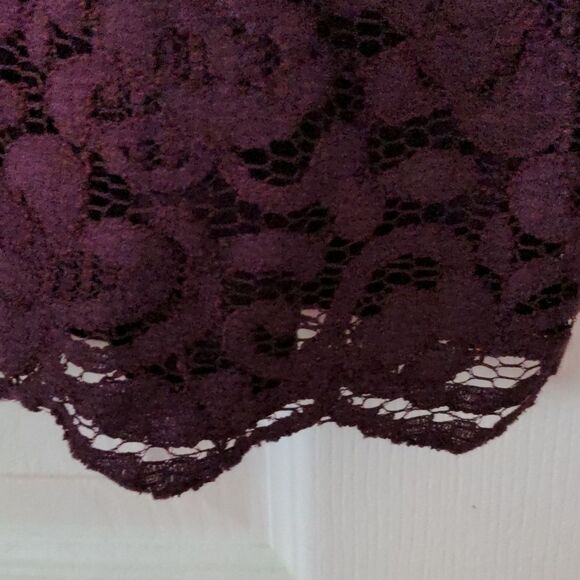 Like new deep red burgundy short sleeve tunic size m with lace overlay front - Picture 10 of 10
